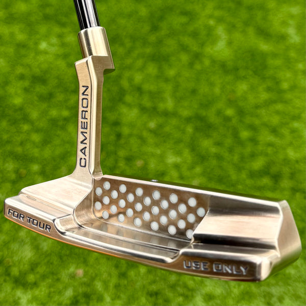 Chromatic Bronze T22 Tour Newport 2 Teryllium w/Black Tour Shaft & Top Dot